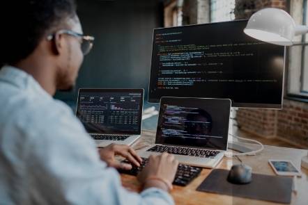 Imagem de capa para o Curso online PROGRAMAÇÃO EM C++
