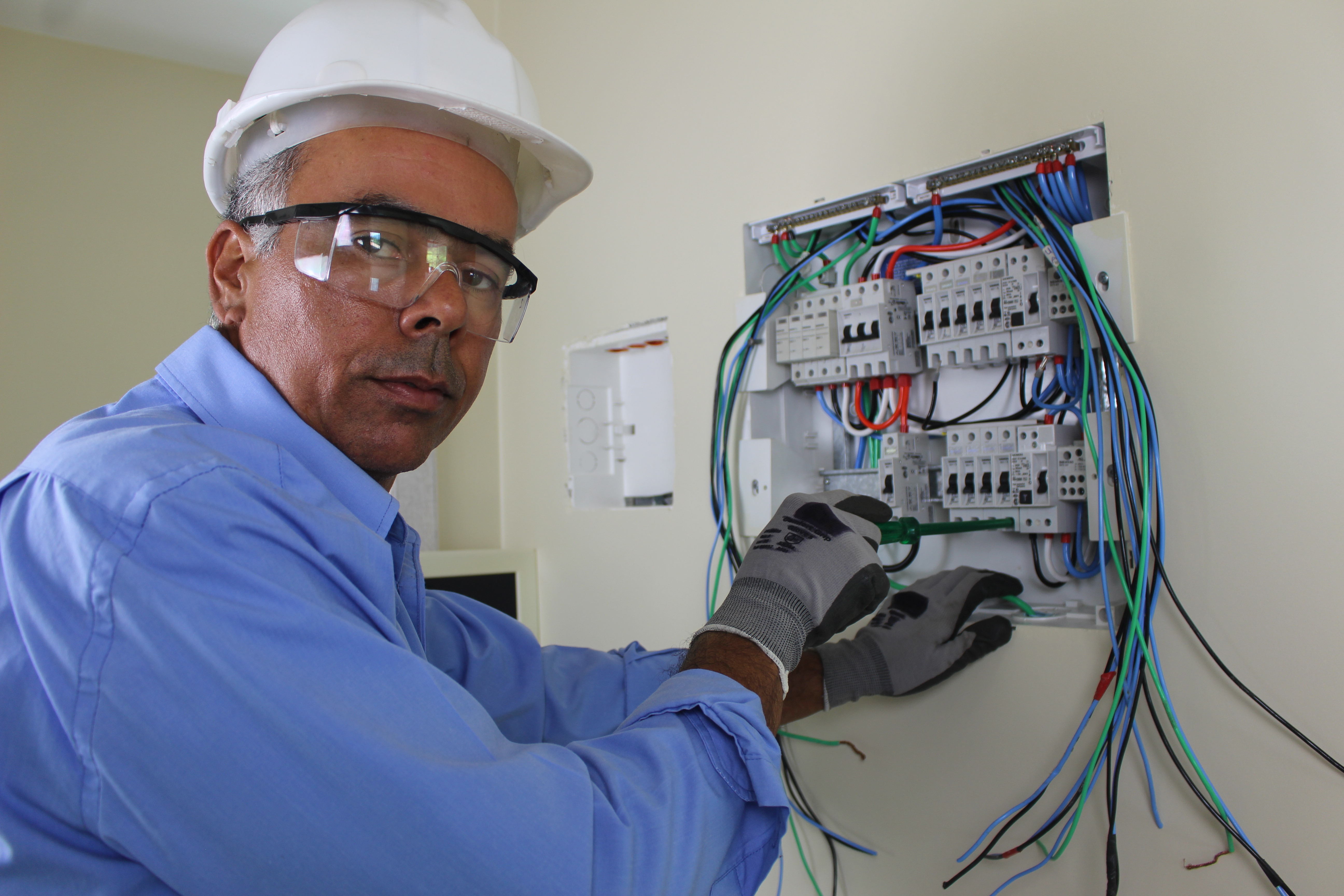 Profissional trabalhando em quadro elétrico