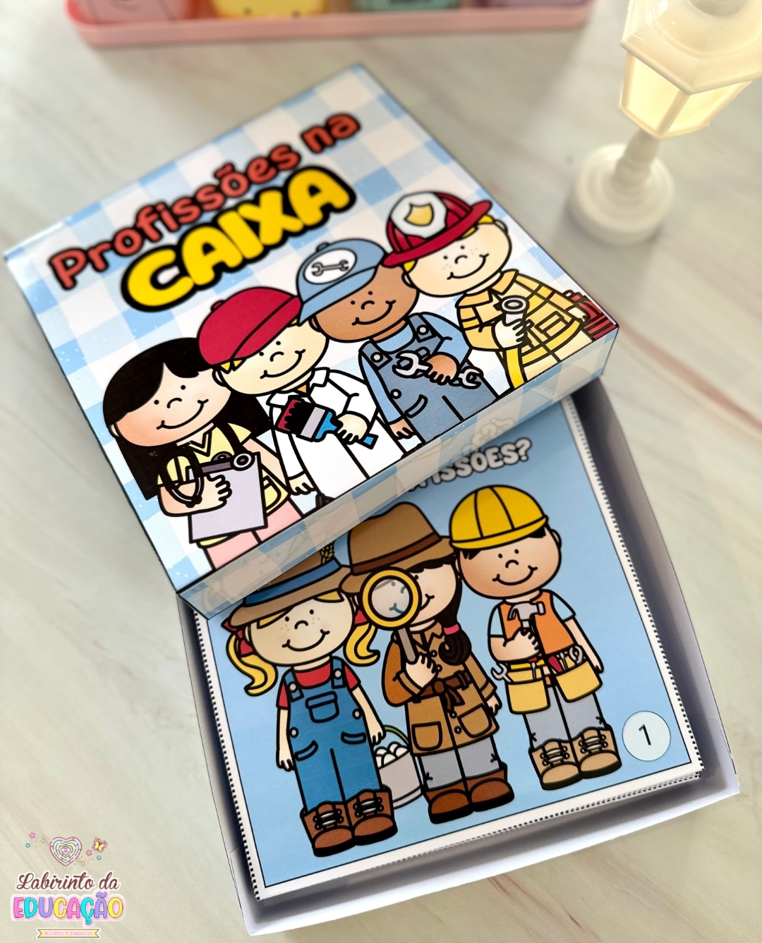 Imagem de capa para o Ebook PROFISSÕES NA CAIXA 