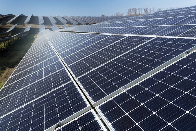 Aprenda a instalar sistemas de energia solar  Iniciar Visão geral Este curso aborda os princípios básicos e a instalação prática de sistemas de energia solar, capacitando os alunos a implementar projetos sustentáveis de geração de energia.