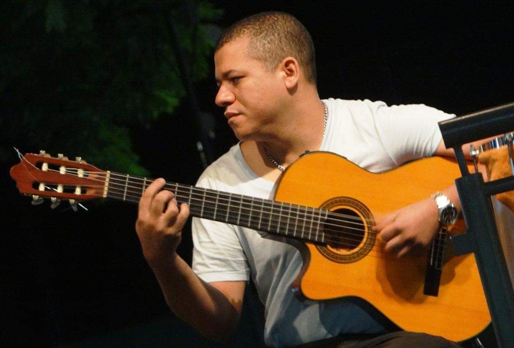 Imagem de capa para o Curso online Violão no Samba