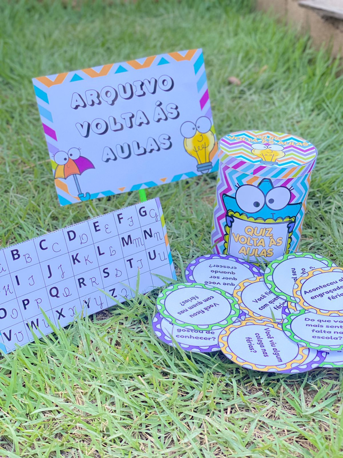 Fundo do quadro negro. Espaço de cópia de quadro negro. Primeiro dia de  aulas. Humor feliz sorrindo amplamente na escola. Pré-escolar. De volta à  escola — Foto © Tverdohlib.com #278823408, image size:1200x1600