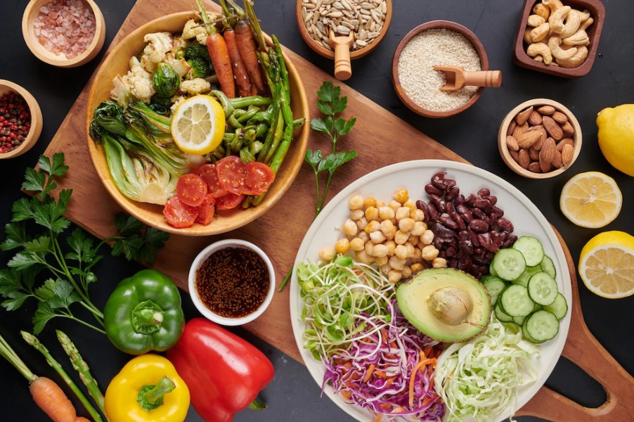 Explorando Sabores Fitness: Transforme Sua Rotina com Receitas Inovadoras de Omelete de Claras com Vegetais e Frango Grelhado ao Molho de Limão e Ervas! Descubra o Equilíbrio Perfeito Entre Nutrição e Sabor em Cada Mordida.