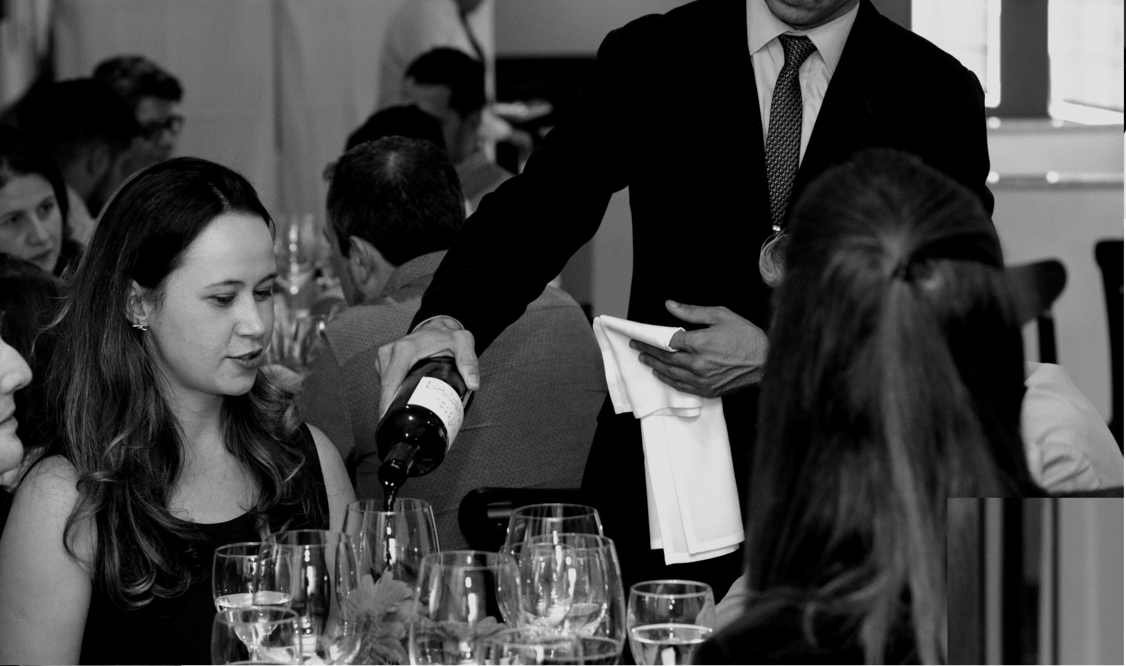 Curso de Garçom - O Atendimento e Suas Etapas - F&J Group | H...