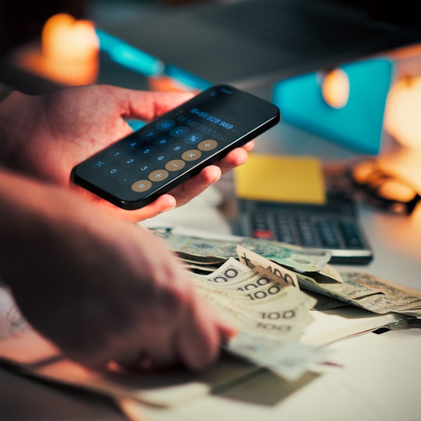 Domina tus finanzas personales: Aprende a manejar tu dinero con int...