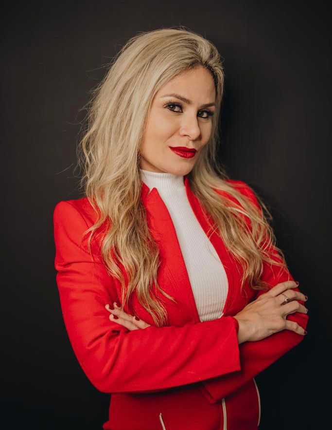 Dra Caroline Carneiro